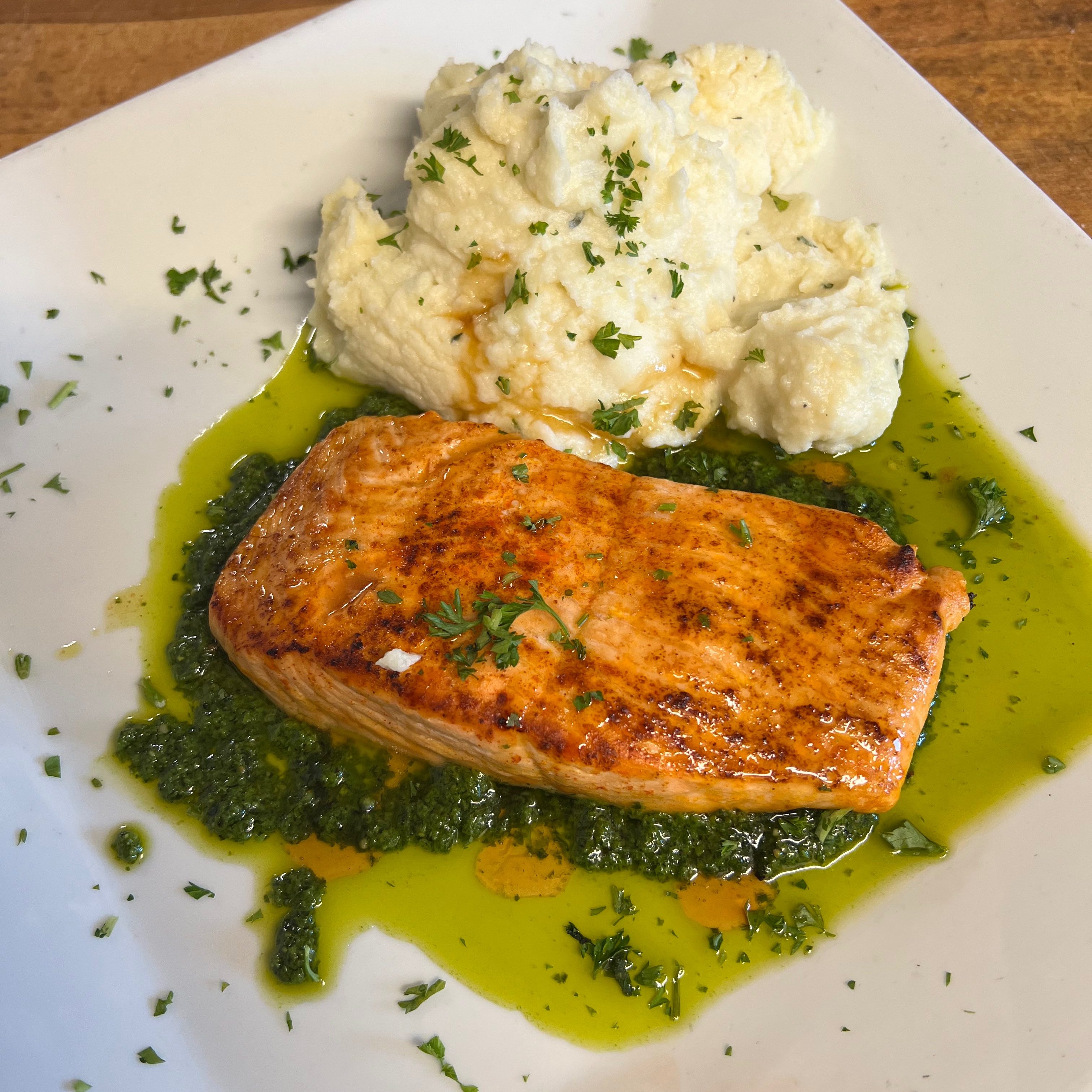 Salmon Ala pesto.